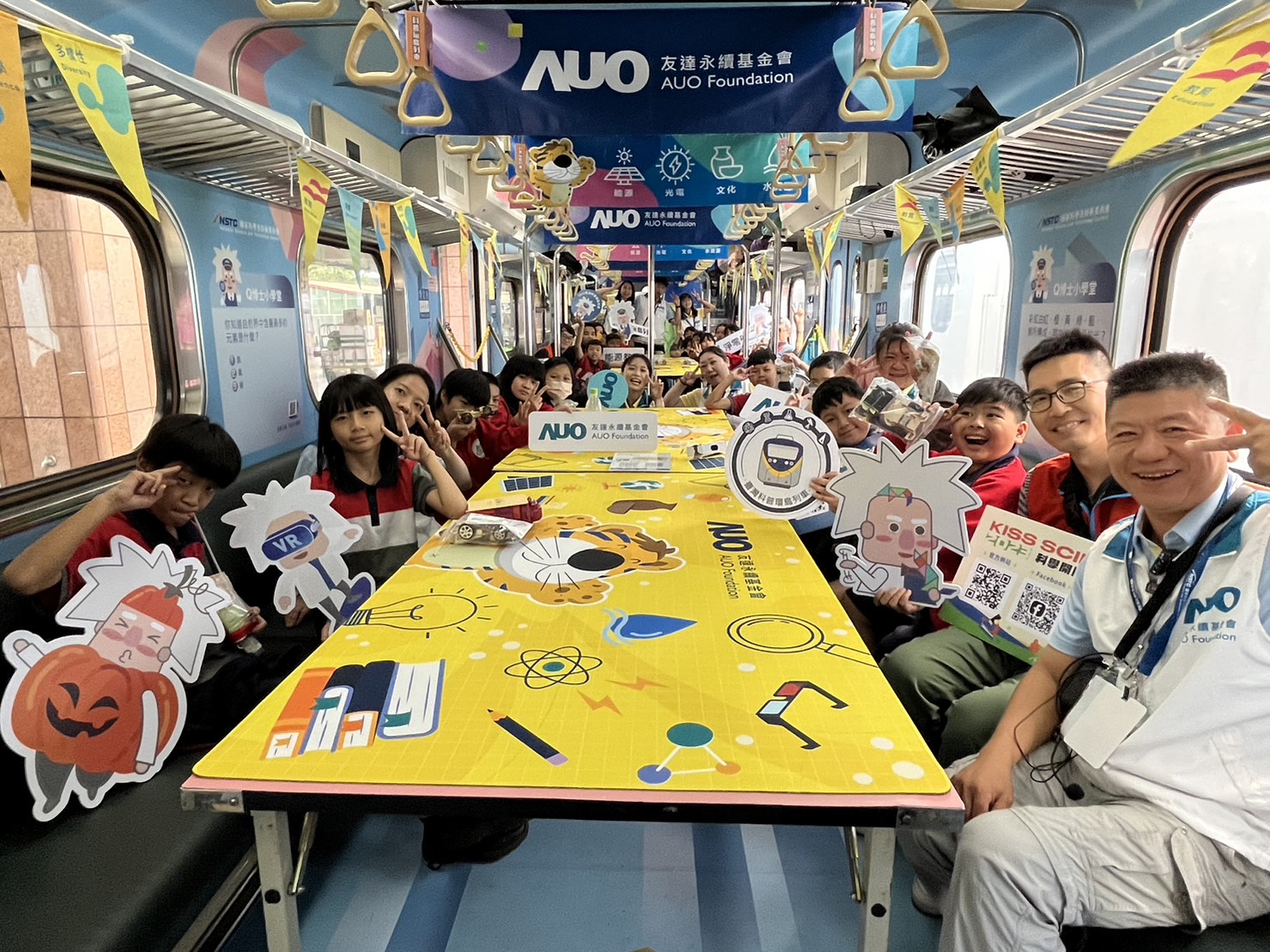永續基金會參與「臺灣科普環島列車」，設計基礎科學車廂課程，以「淨零碳排和永續能源」為主題，讓學生透過創意實驗認識淨零知識，以及思考生活中的減碳行為