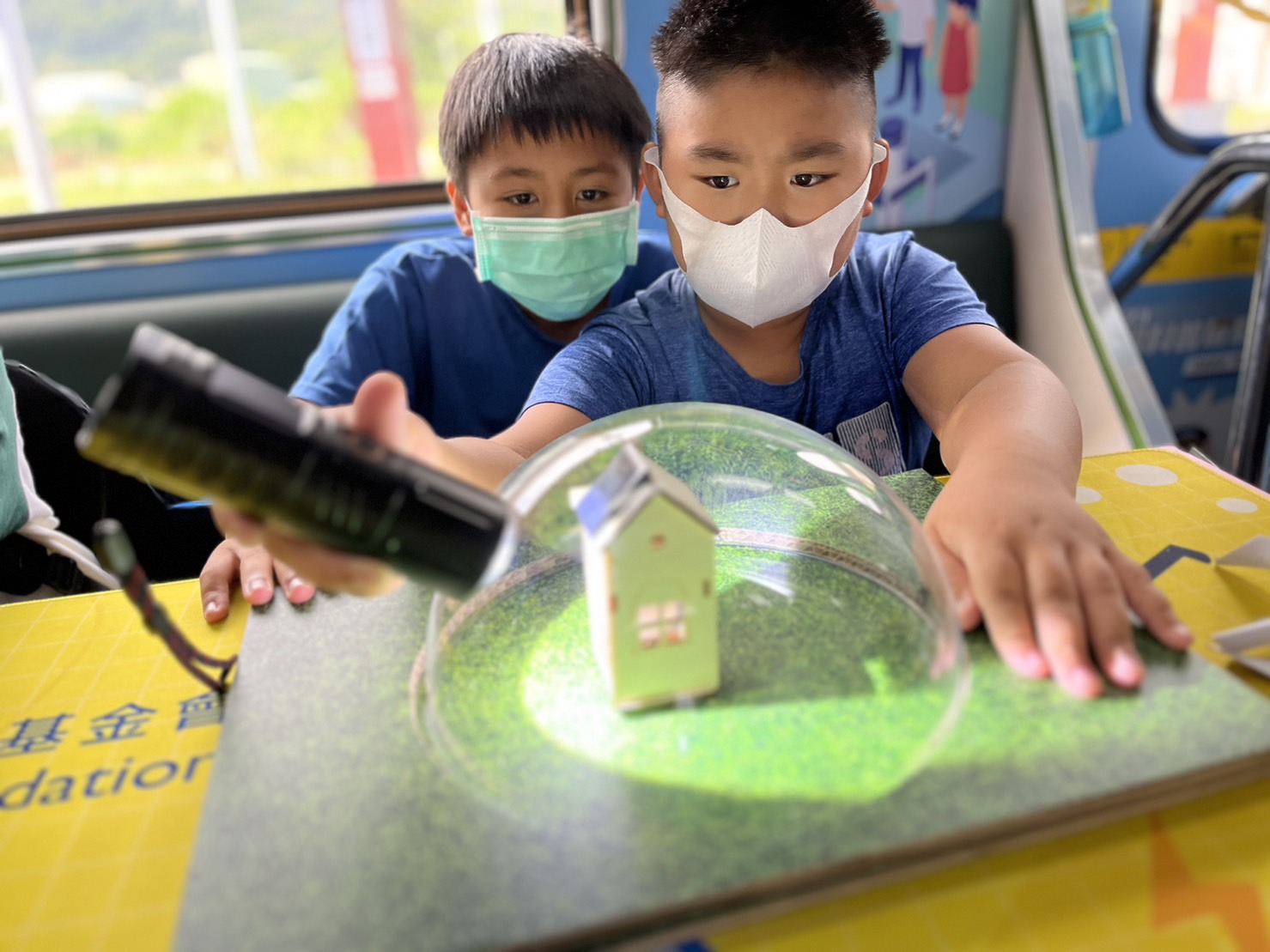 參與基礎科學主題車廂，以STEAM教學精神，設計「逐日科學家」、「太陽能工程師」以及「淨零建築師」三大能源科普課程和實驗