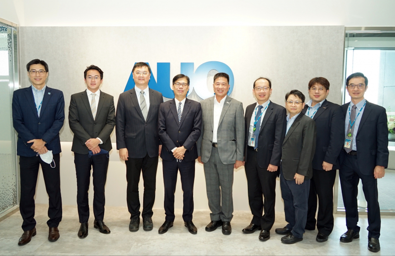 光電前進亞灣成立「AUO解決方案研發中心」，作為多元場域解決方案研發及試驗場域（圖中左為高雄市長陳其邁、圖中右為光電董事長彭双浪）